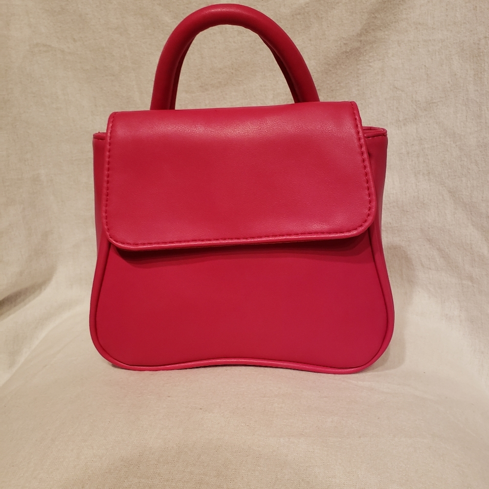 No boundaries. Women hot pink purse.